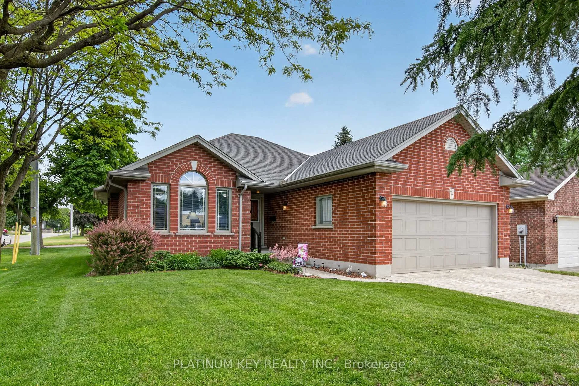 Photo 2 of 441 Drury Lane, Strathroy-Caradoc, NW — HOMEH