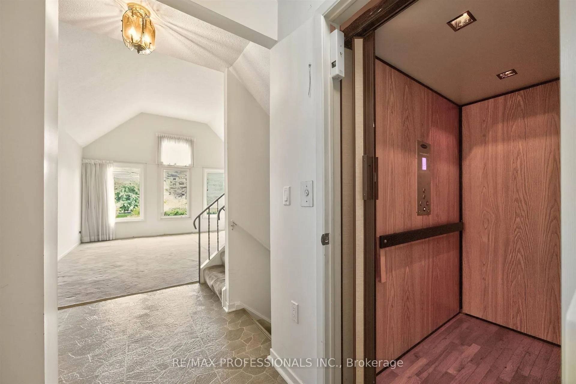Photo 5 of 4 Bigham Crescent, Etobicoke, Eringate-Centennial-West Deane — HOMEH