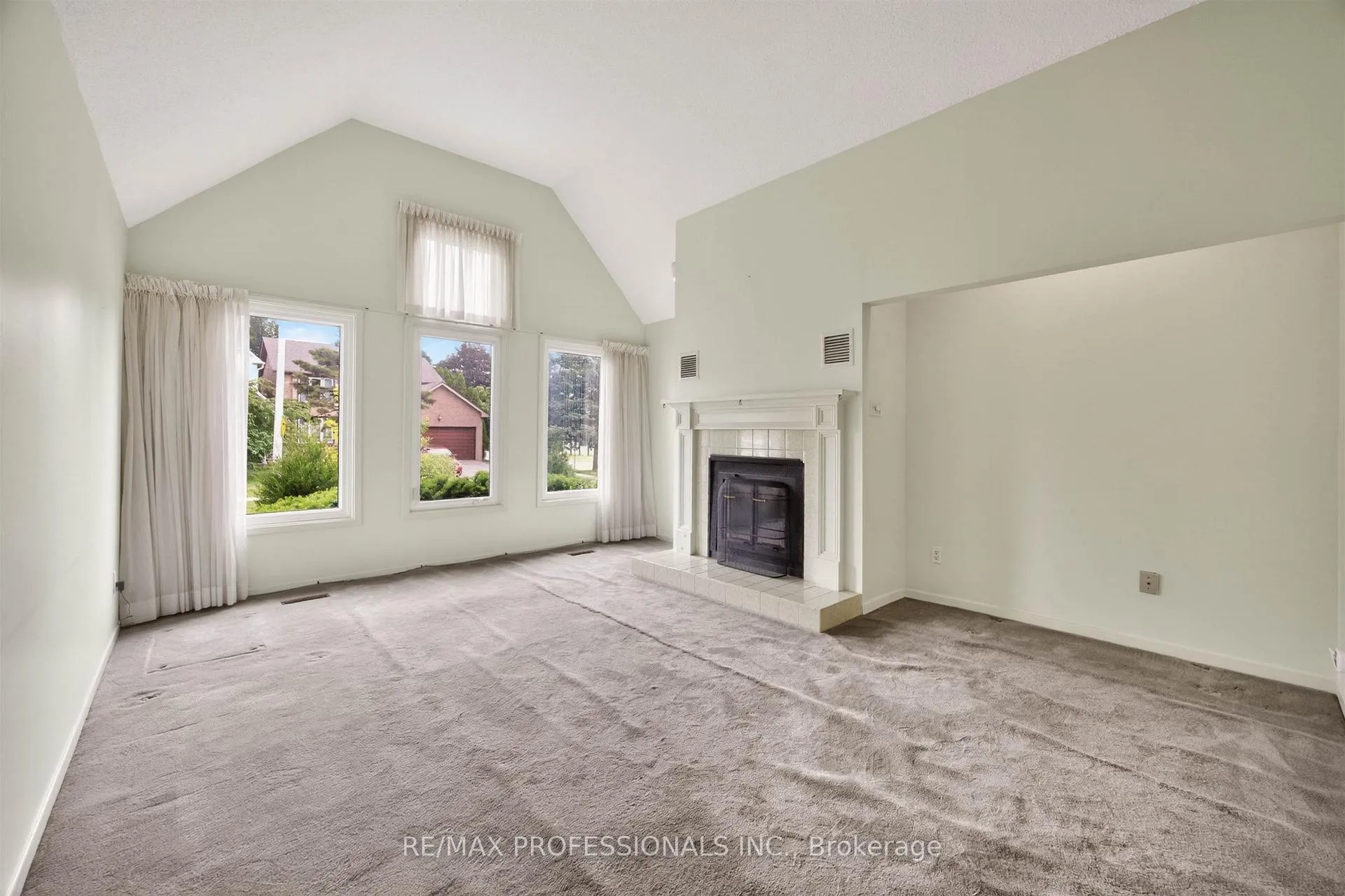 Photo 8 of 4 Bigham Crescent, Etobicoke, Eringate-Centennial-West Deane — HOMEH
