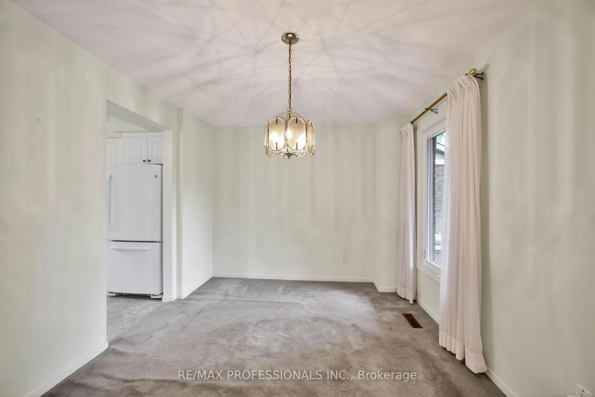 Photo 10 of 4 Bigham Crescent, Etobicoke, Eringate-Centennial-West Deane — HOMEH