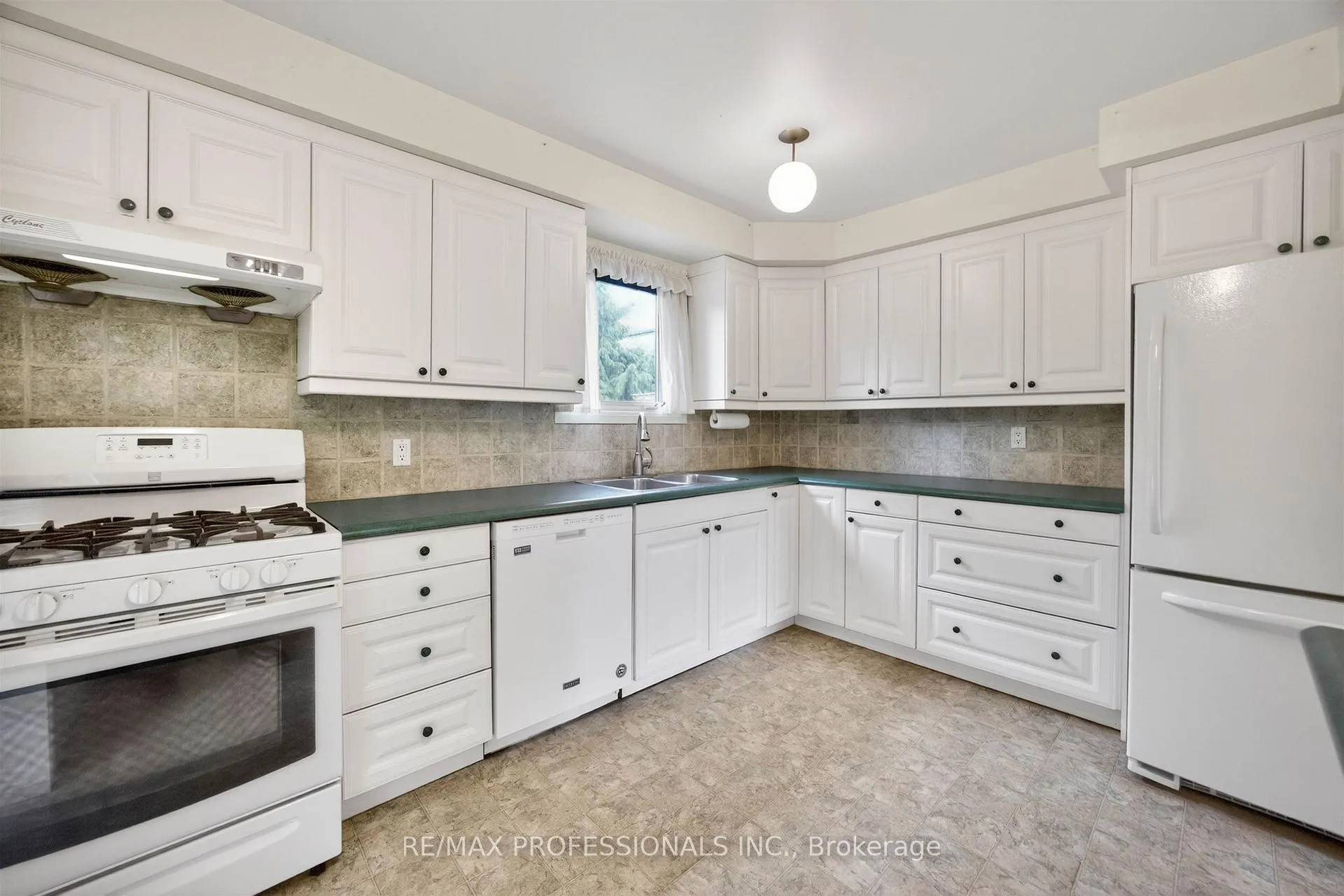 Photo 11 of 4 Bigham Crescent, Etobicoke, Eringate-Centennial-West Deane — HOMEH