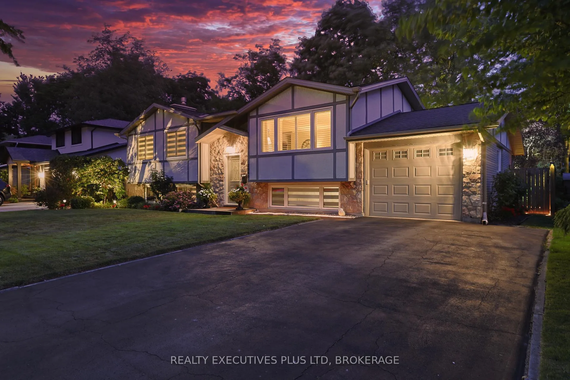 Photo 1 of 2560 Lepp Avenue, Niagara Falls, Stamford — HOMEH