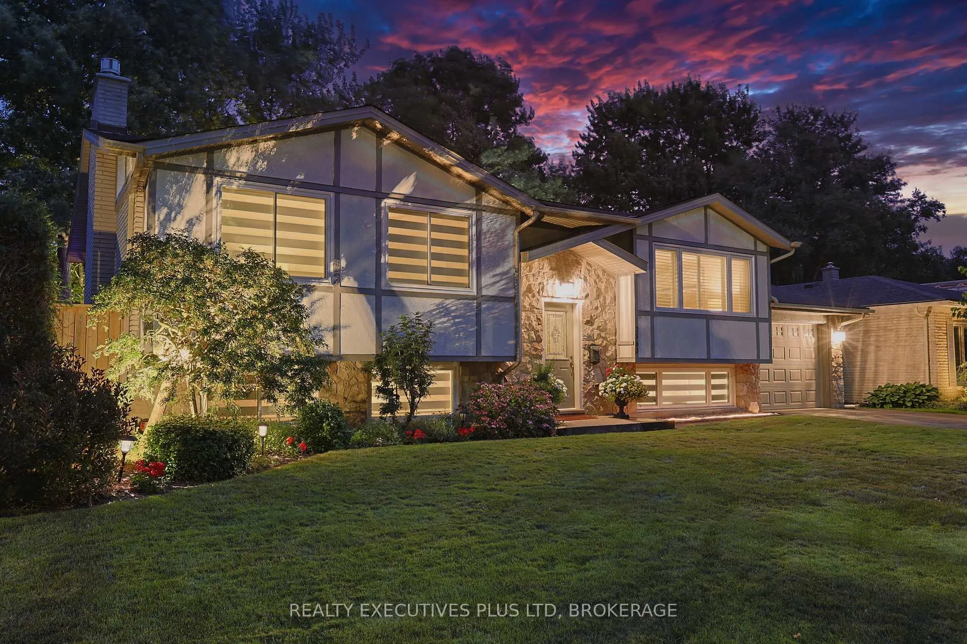 Photo 2 of 2560 Lepp Avenue, Niagara Falls, Stamford — HOMEH