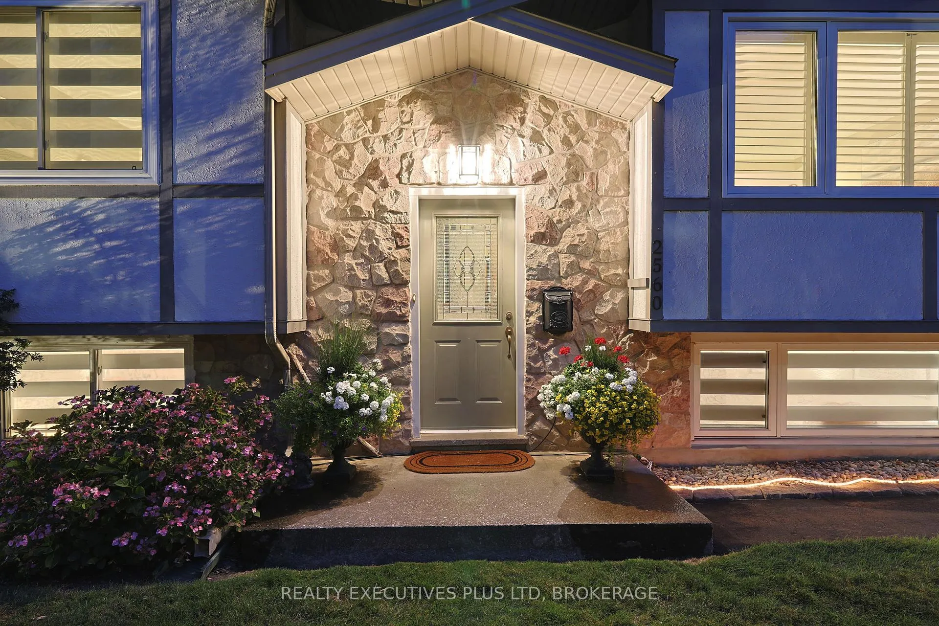 Photo 3 of 2560 Lepp Avenue, Niagara Falls, Stamford — HOMEH