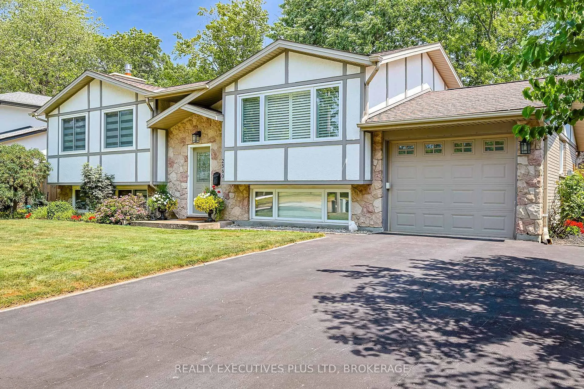 Photo 5 of 2560 Lepp Avenue, Niagara Falls, Stamford — HOMEH