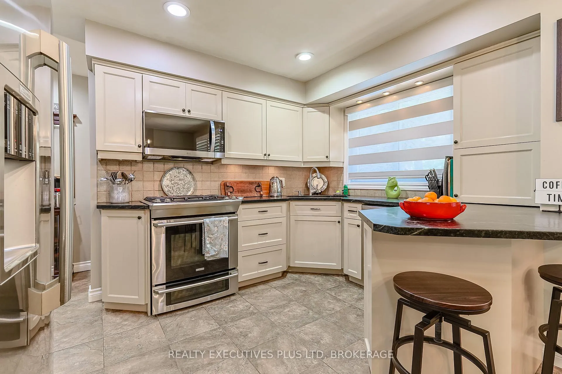 Photo 13 of 2560 Lepp Avenue, Niagara Falls, Stamford — HOMEH