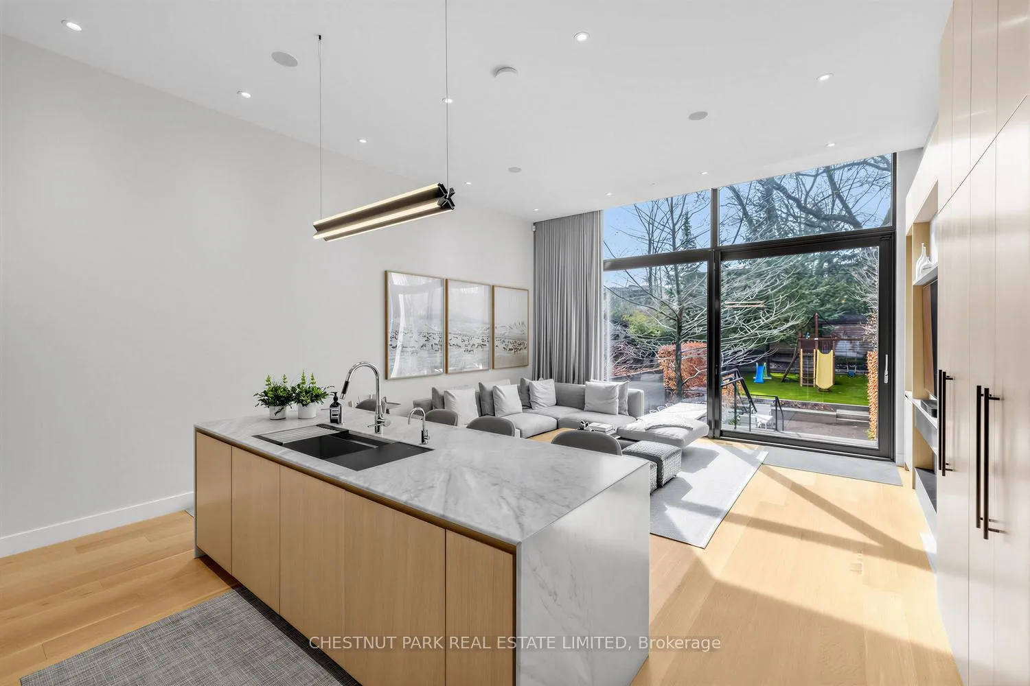Photo 12 of 55 Farnham Avenue, Toronto, Yonge-St. Clair — HOMEH