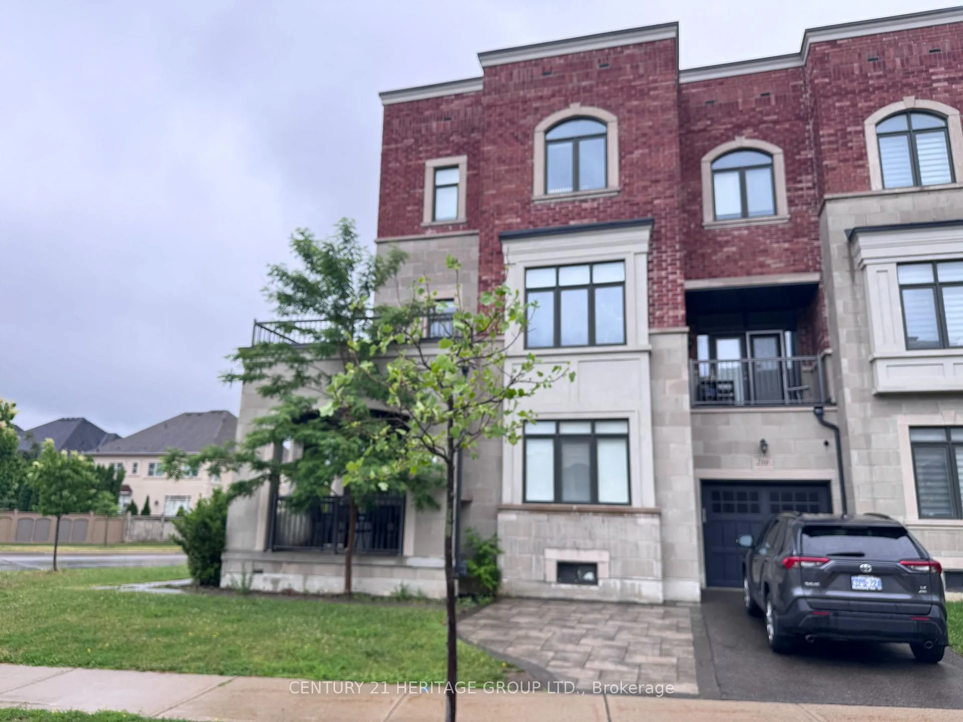 Photo 2 of 210 Arianna Crescent, Vaughan, Patterson — HOMEH