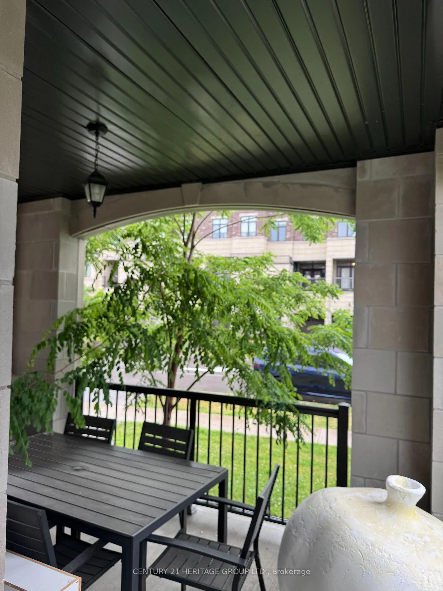 Photo 4 of 210 Arianna Crescent, Vaughan, Patterson — HOMEH