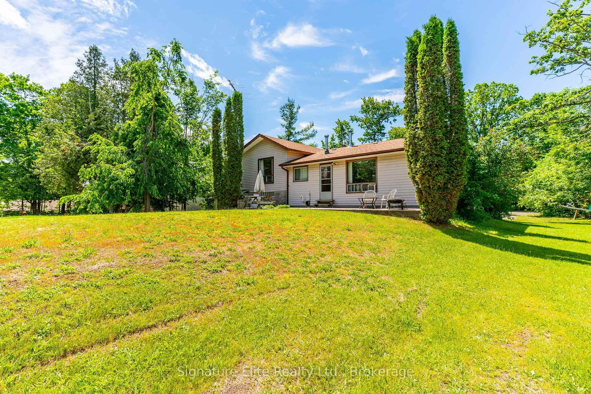 Photo 2 of 20 Camelot Place, Kawartha Lakes, Bexley — HOMEH