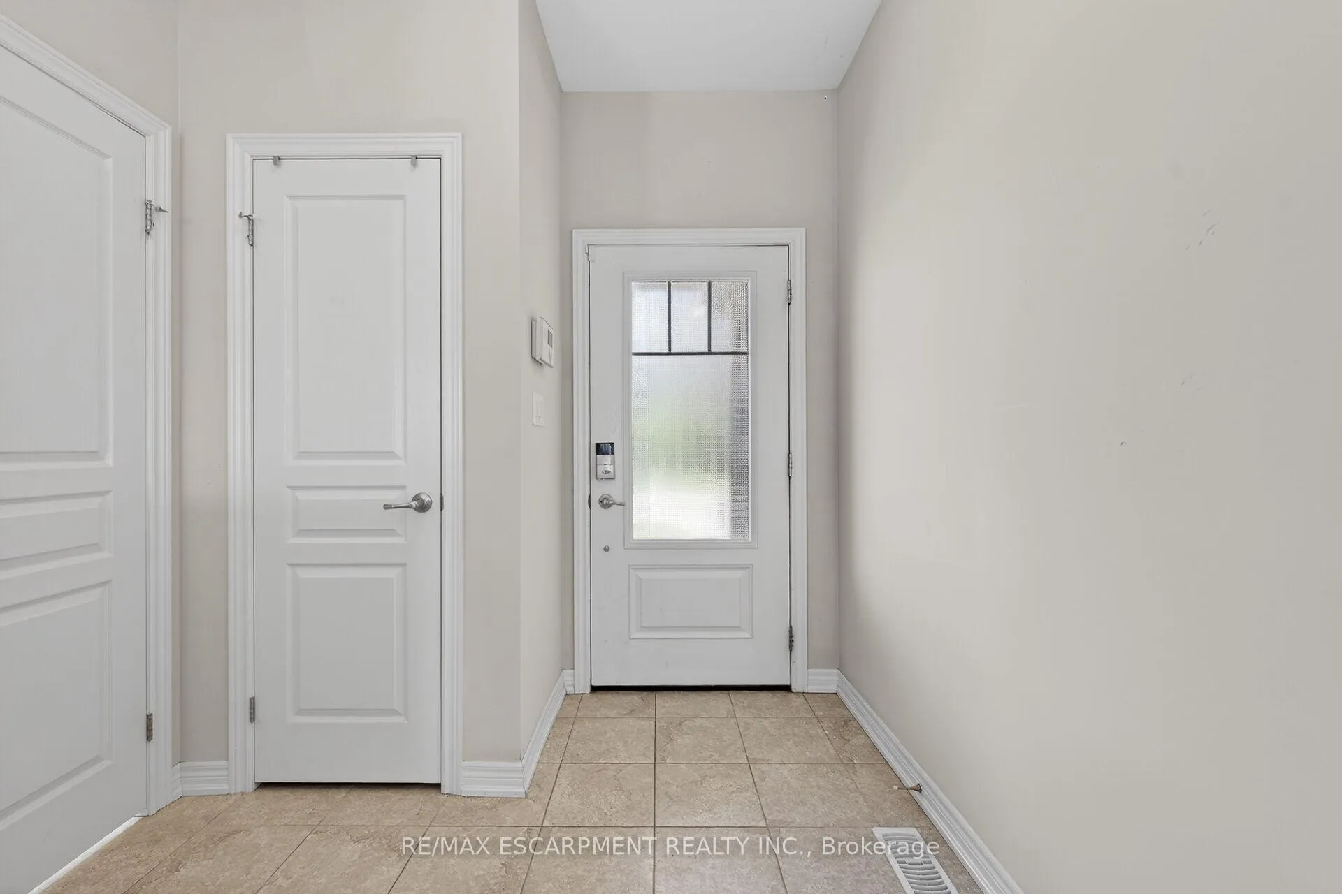 Photo 3 of 9 Winterberry Boulevard, Thorold, Confederation Heights — HOMEH