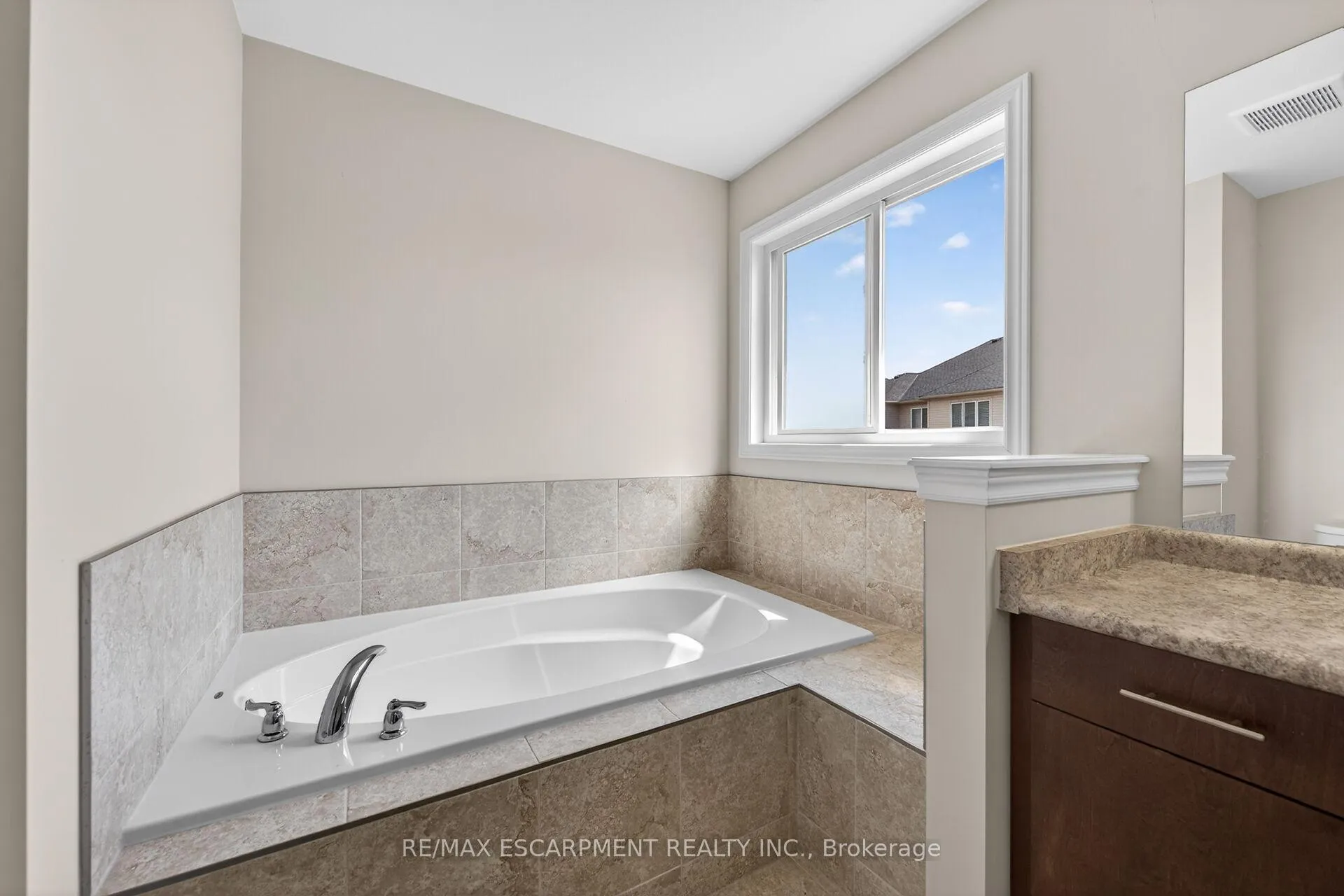 Photo 40 of 9 Winterberry Boulevard, Thorold, Confederation Heights — HOMEH