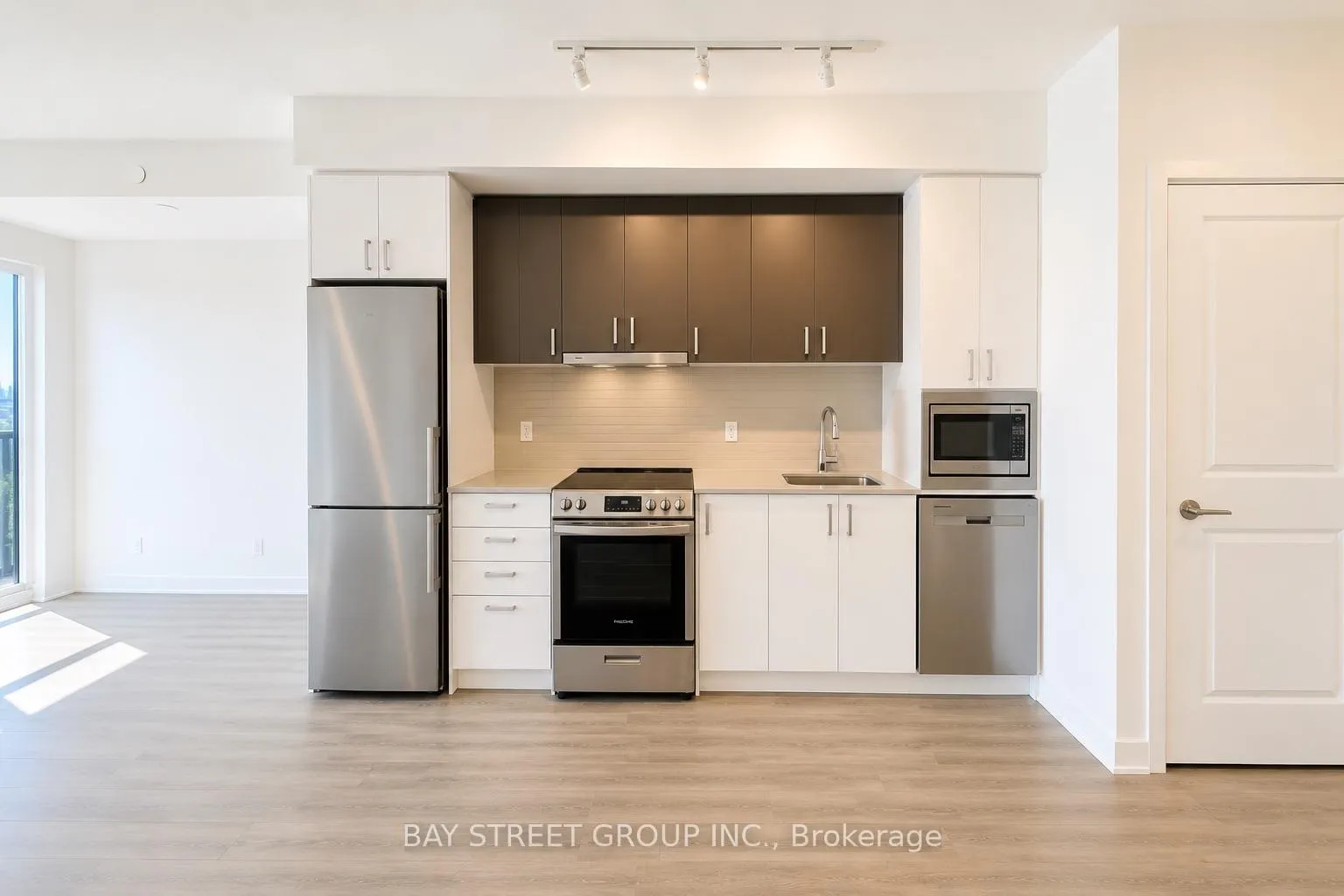 Photo 2 of Unit 912, 50 Upper Mall Way, Vaughan, Brownridge — HOMEH