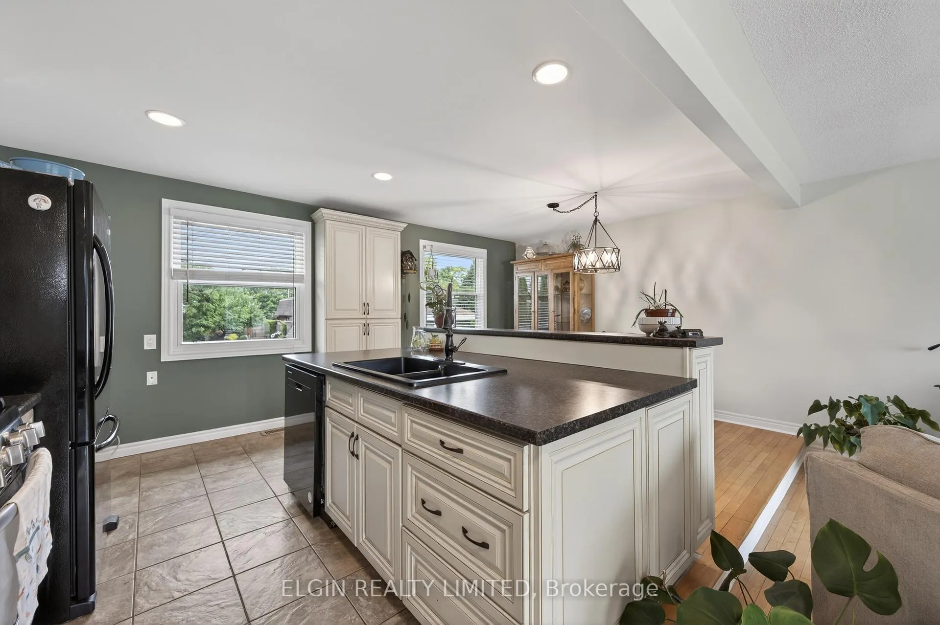 Photo 13 of 30 Erinlea Drive, St. Thomas — HOMEH