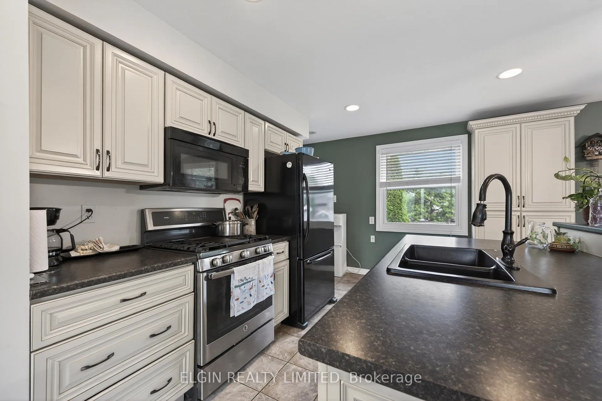 Photo 14 of 30 Erinlea Drive, St. Thomas — HOMEH