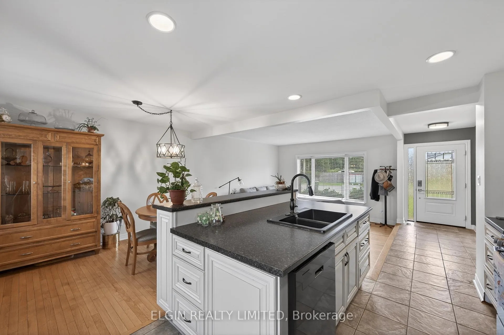 Photo 15 of 30 Erinlea Drive, St. Thomas — HOMEH