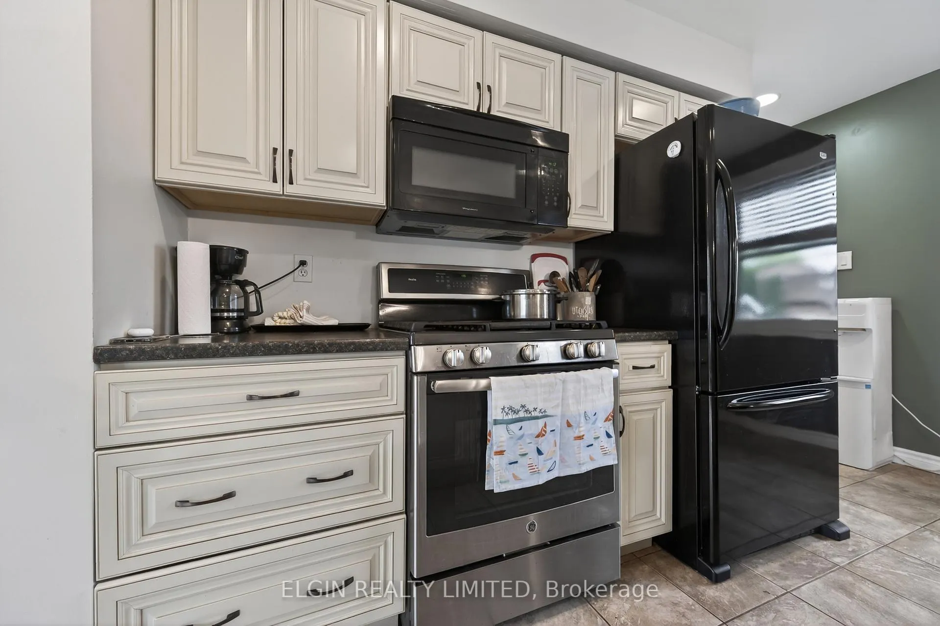 Photo 18 of 30 Erinlea Drive, St. Thomas — HOMEH
