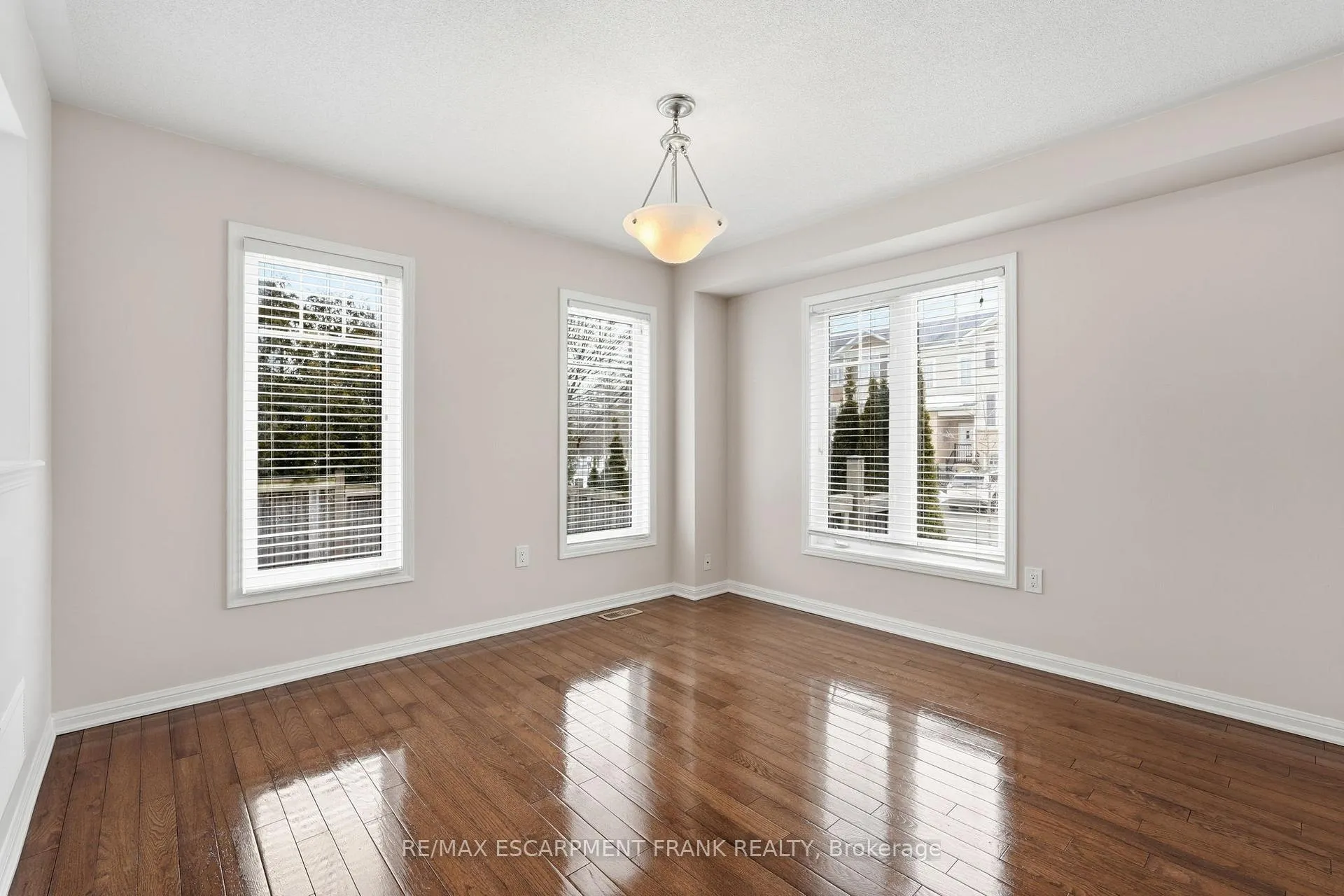 Photo 7 of 12 Emick Drive, Hamilton, Meadowlands — HOMEH
