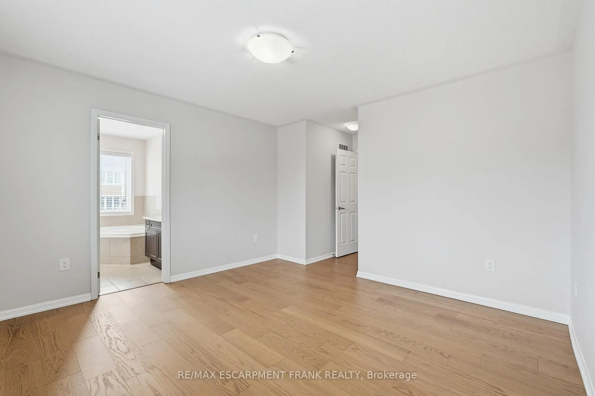 Photo 23 of 12 Emick Drive, Hamilton, Meadowlands — HOMEH