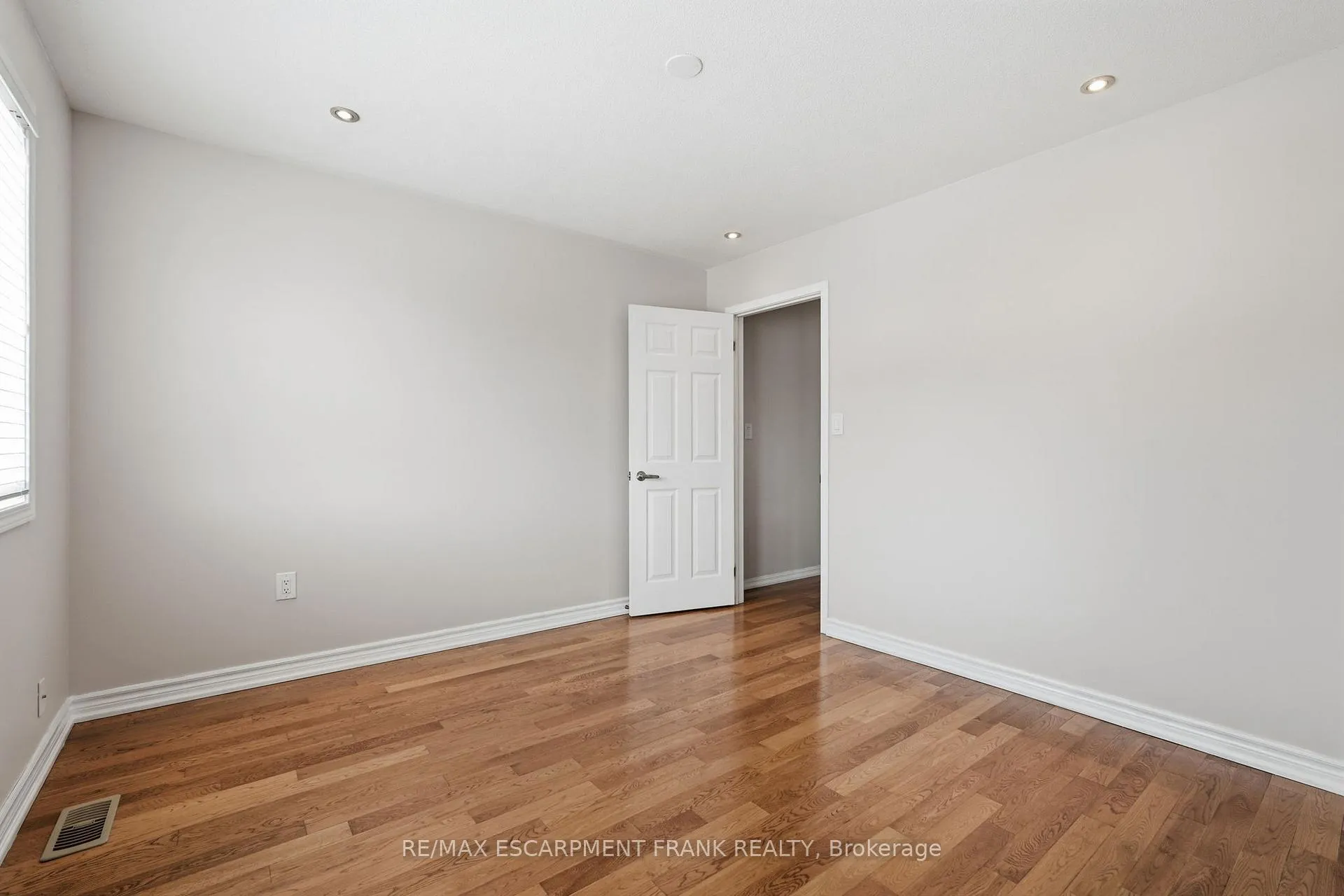 Photo 34 of 12 Emick Drive, Hamilton, Meadowlands — HOMEH