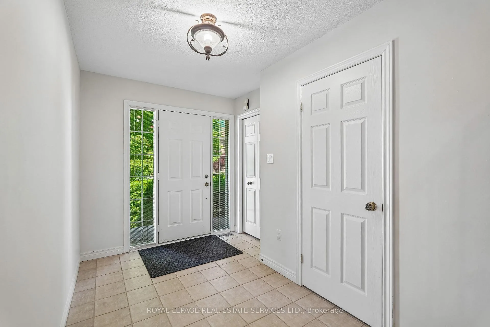 Photo 4 of 2150 Westmount Drive, Oakville, Westmount — HOMEH