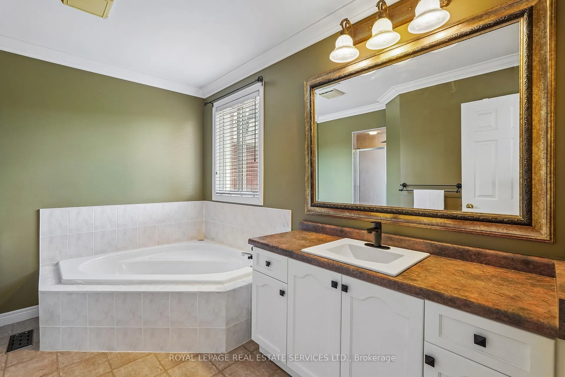 Photo 17 of 2150 Westmount Drive, Oakville, Westmount — HOMEH
