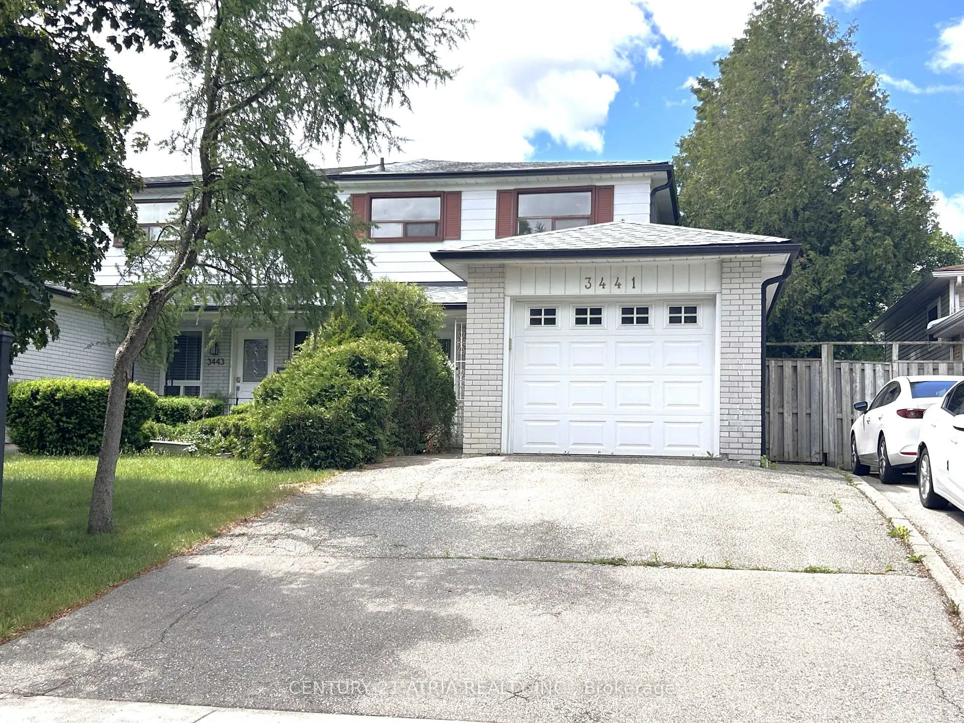 Front of 3441 Oakglade Crescent
