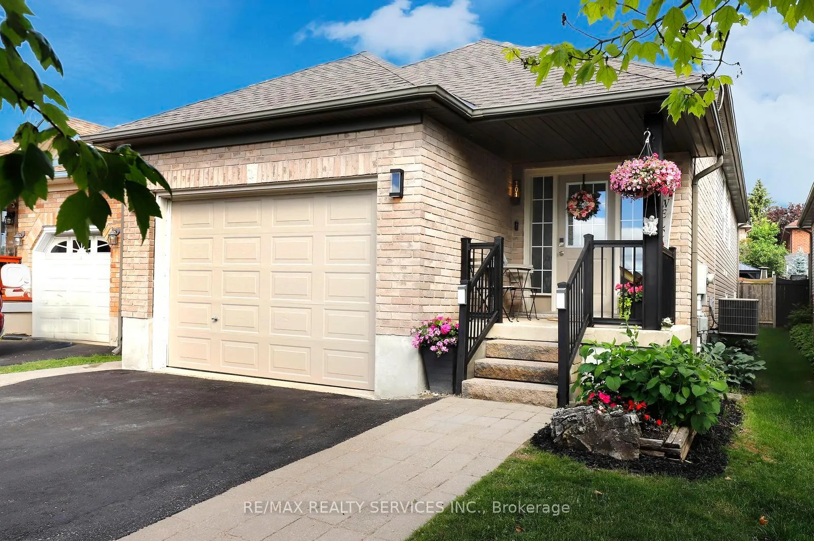 Photo 2 of 101 Glengarry Road, Orangeville — HOMEH