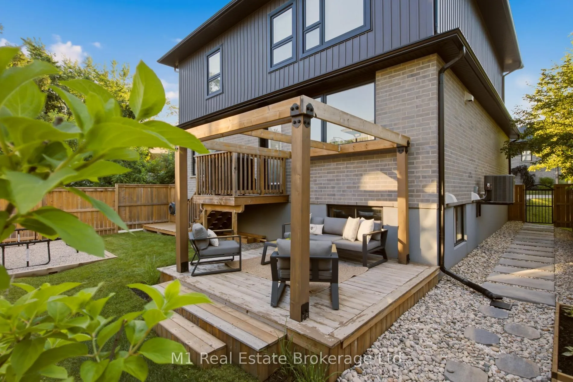 Photo 35 of 25 Creekside Terrace, Centre Wellington, Fergus — HOMEH