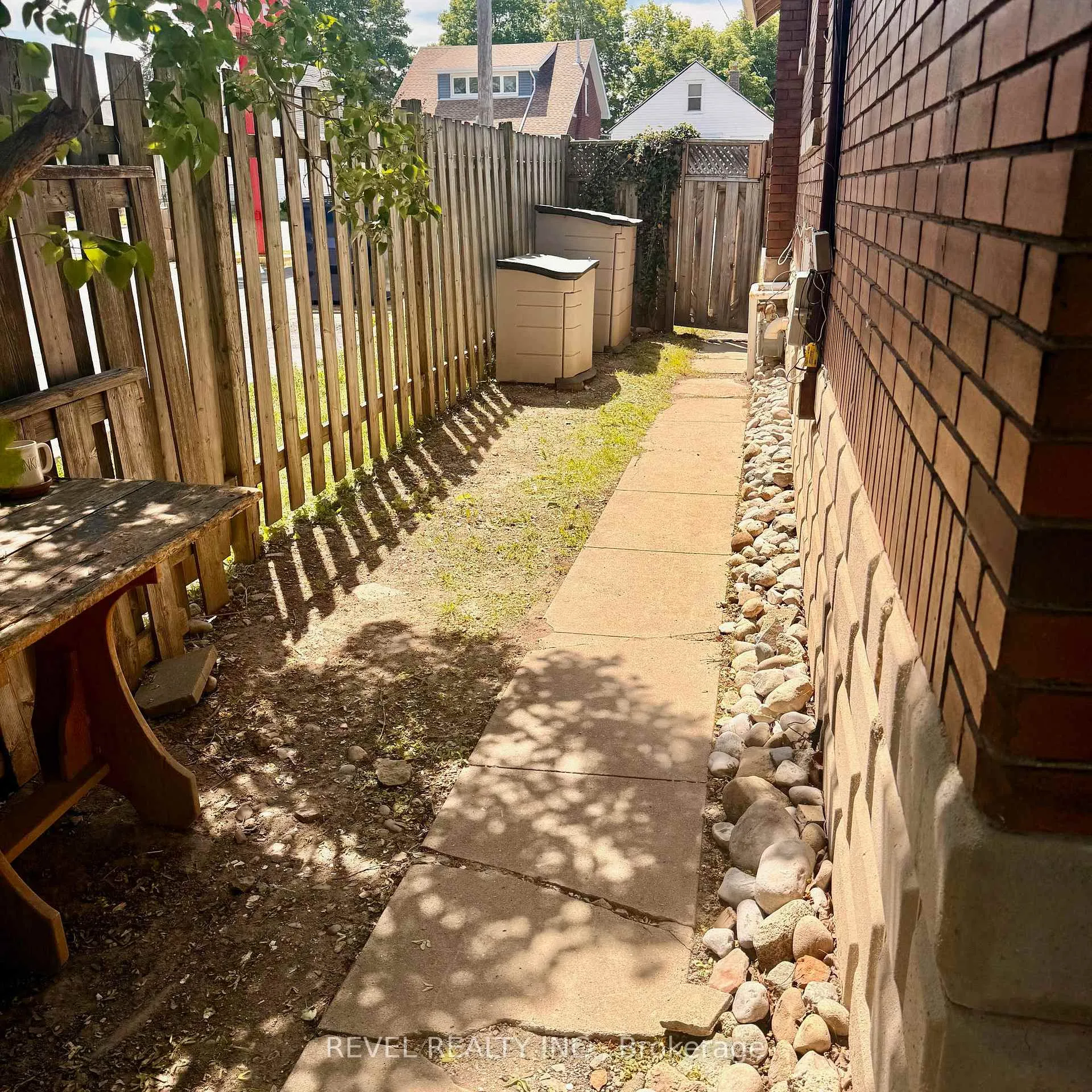 Photo 3 of 368 Wharncliffe Road S, London, South F — HOMEH