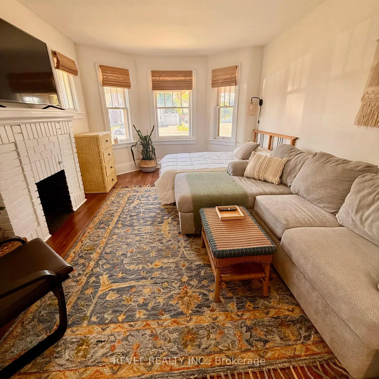 Photo 4 of 368 Wharncliffe Road S, London, South F — HOMEH