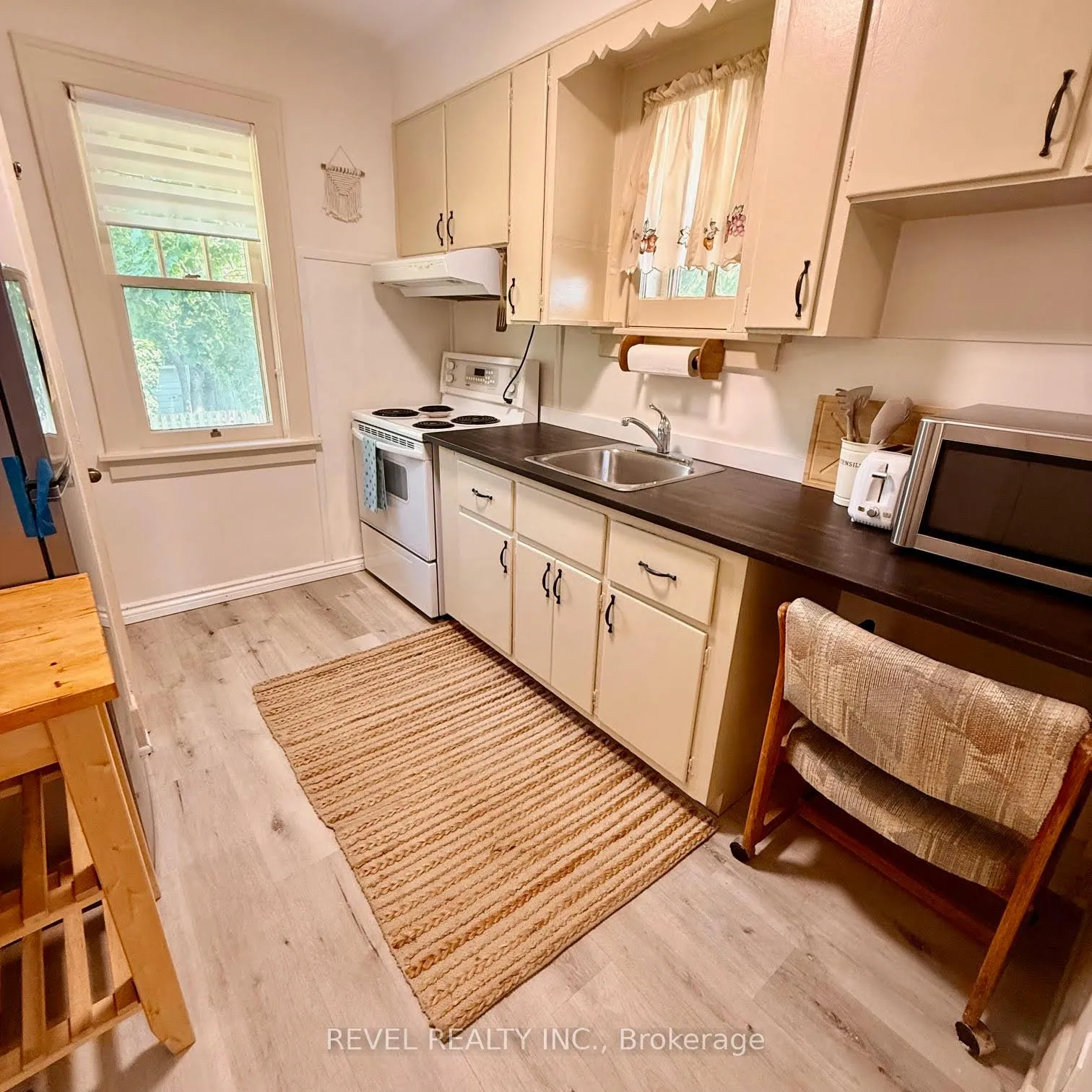 Photo 8 of 368 Wharncliffe Road S, London, South F — HOMEH