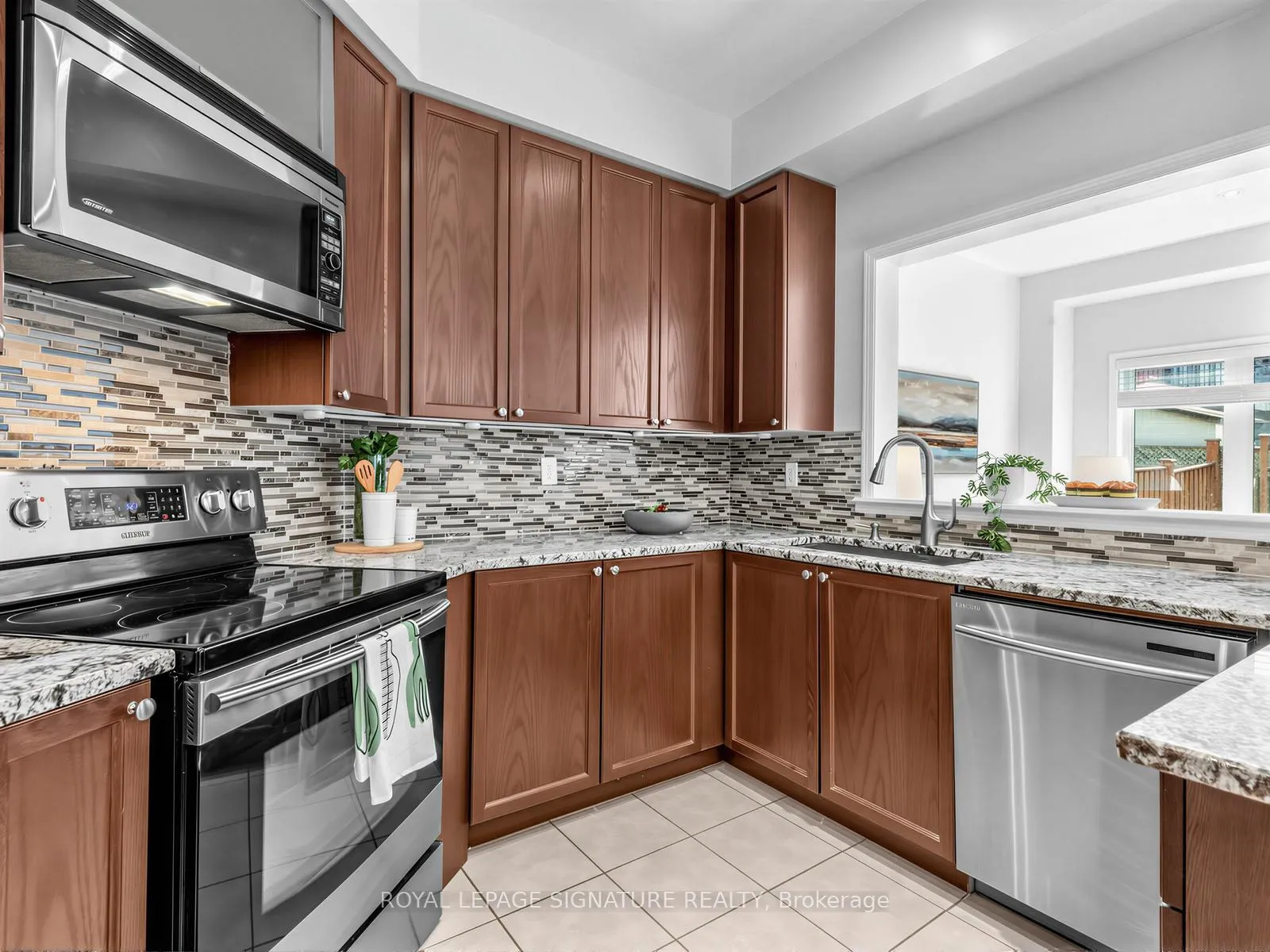 Photo 15 of 32 Clarepark Court, Ajax, Central East — HOMEH