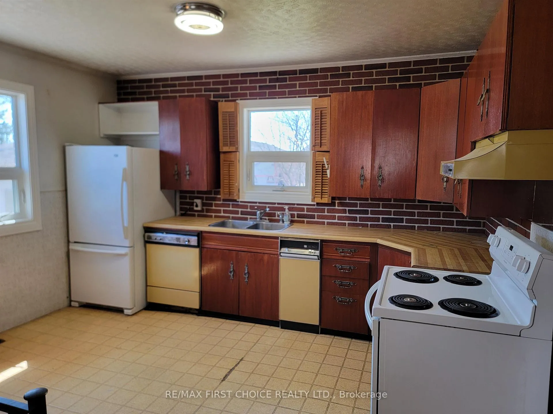Photo 3 of 813 Phair Ave, Fort Frances — HOMEH