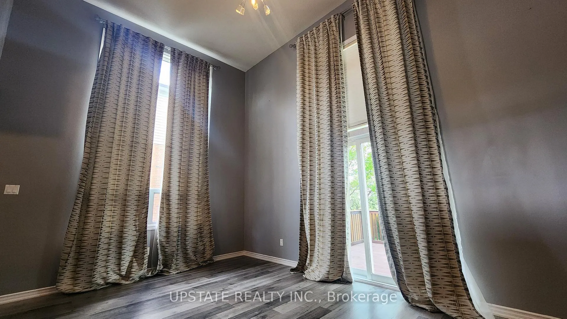 Photo 3 of 217 Kingswood Drive, Brampton, Brampton North — HOMEH