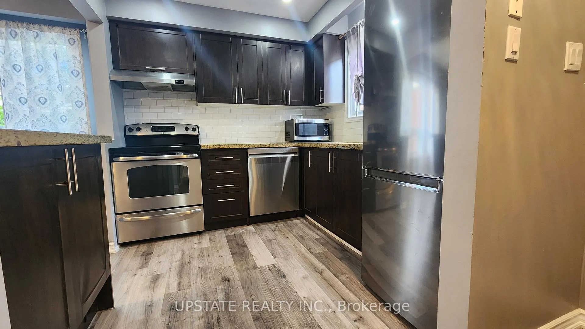 Photo 8 of 217 Kingswood Drive, Brampton, Brampton North — HOMEH