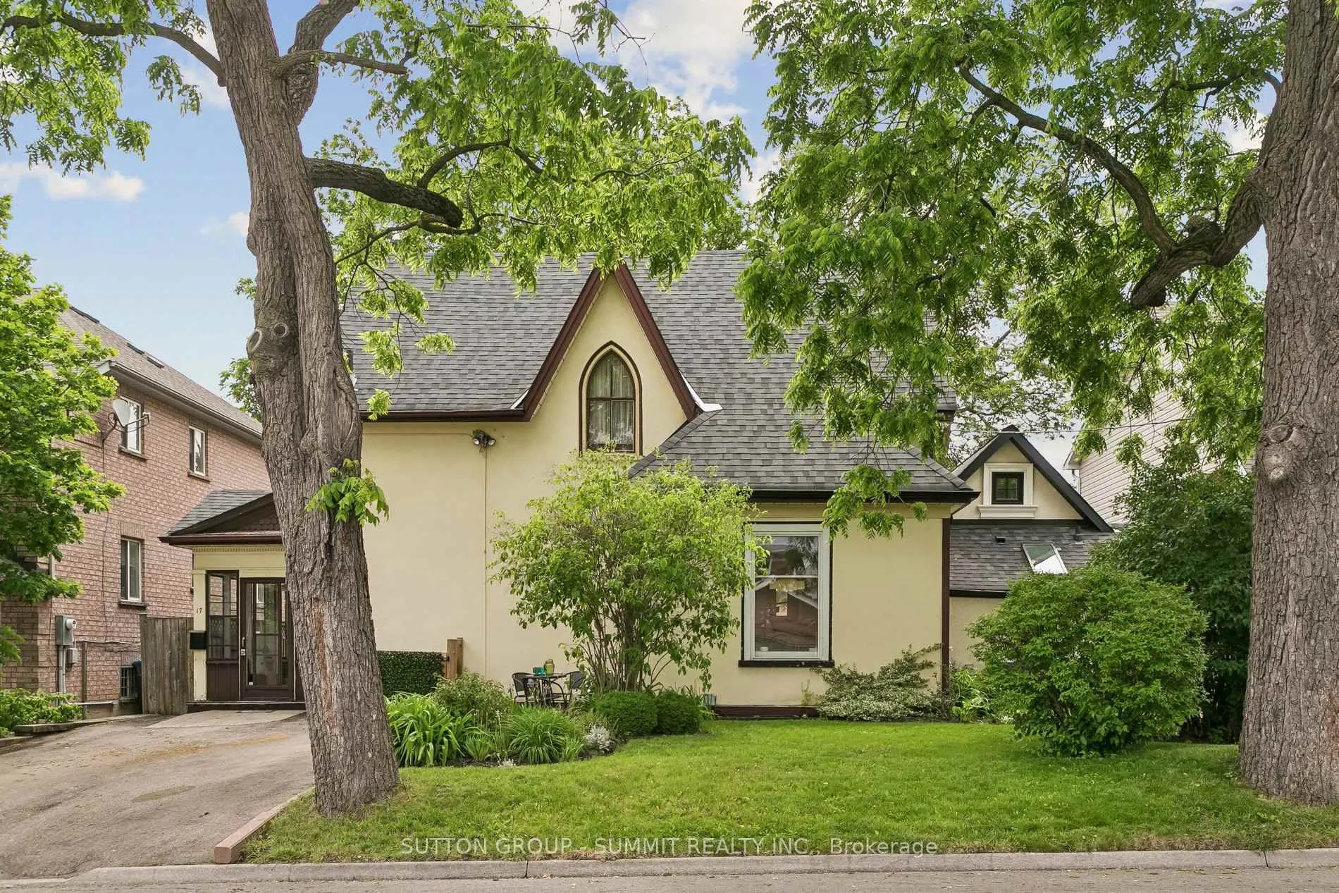 Front of 17 Archibald Street S