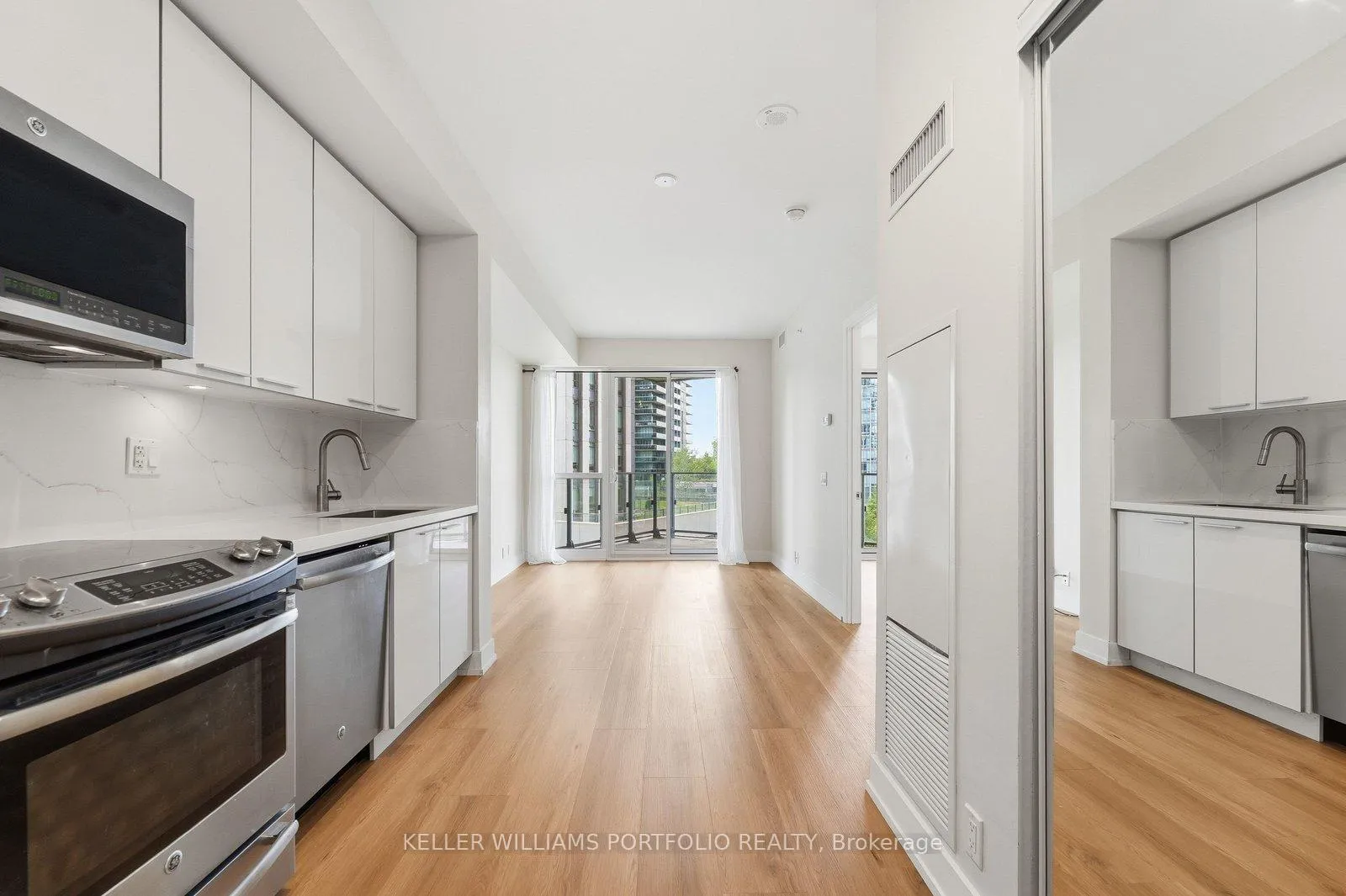 Photo 2 of Unit 524, 10 Park Lawn Road, Etobicoke, Mimico — HOMEH