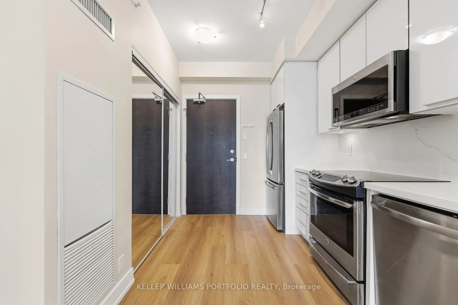 Photo 3 of Unit 524, 10 Park Lawn Road, Etobicoke, Mimico — HOMEH