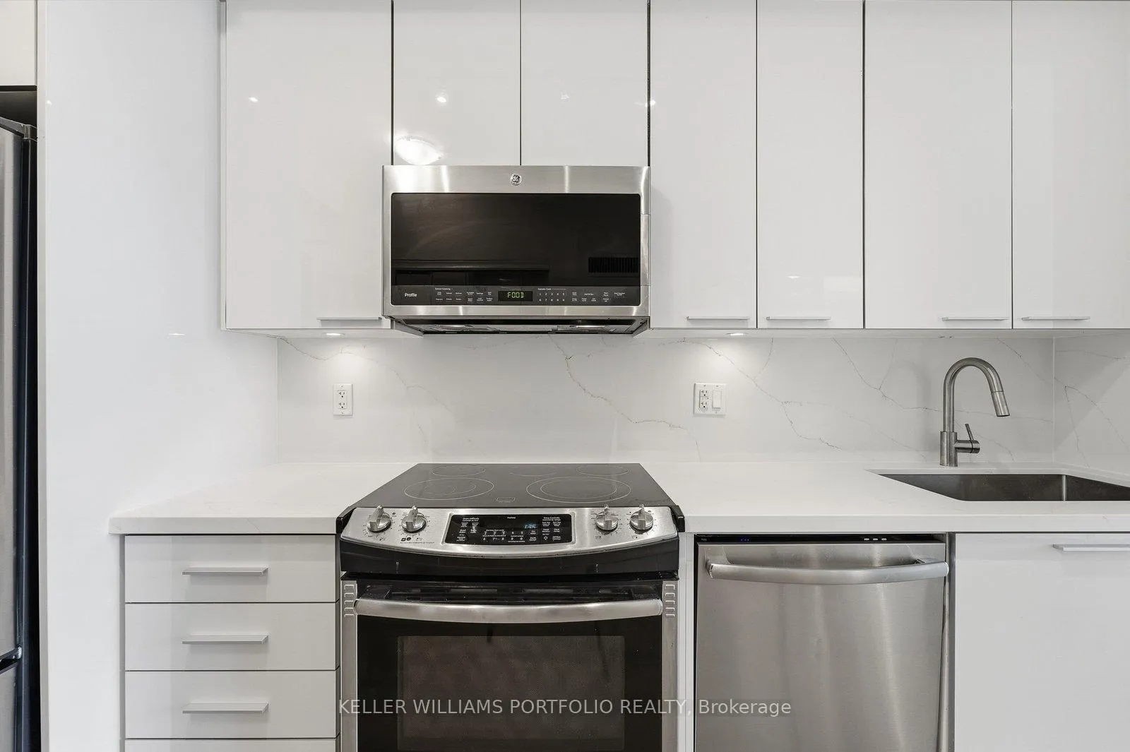 Photo 5 of Unit 524, 10 Park Lawn Road, Etobicoke, Mimico — HOMEH