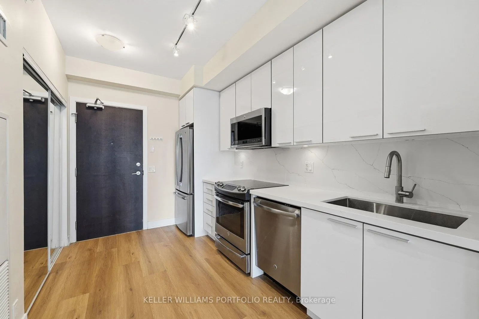 Photo 6 of Unit 524, 10 Park Lawn Road, Etobicoke, Mimico — HOMEH