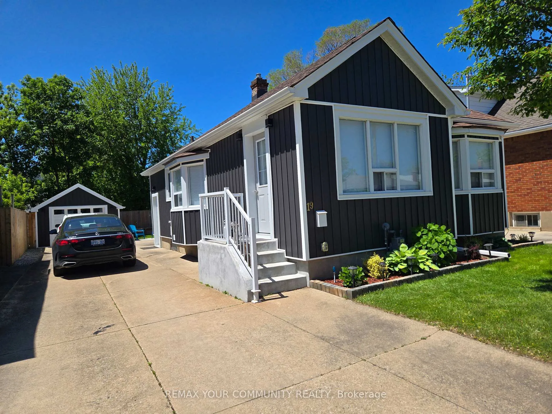 Photo 2 of 19 Ormonde Avenue, St. Catharines, Facer — HOMEH