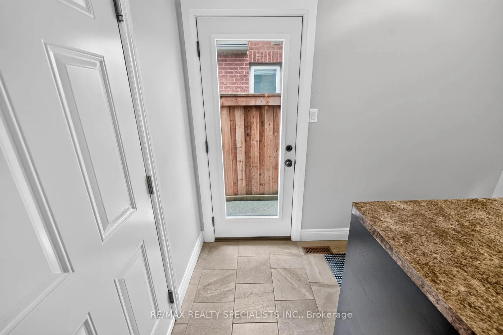 Photo 19 of 87 Chatsworth Crescent, Hamilton, Waterdown — HOMEH
