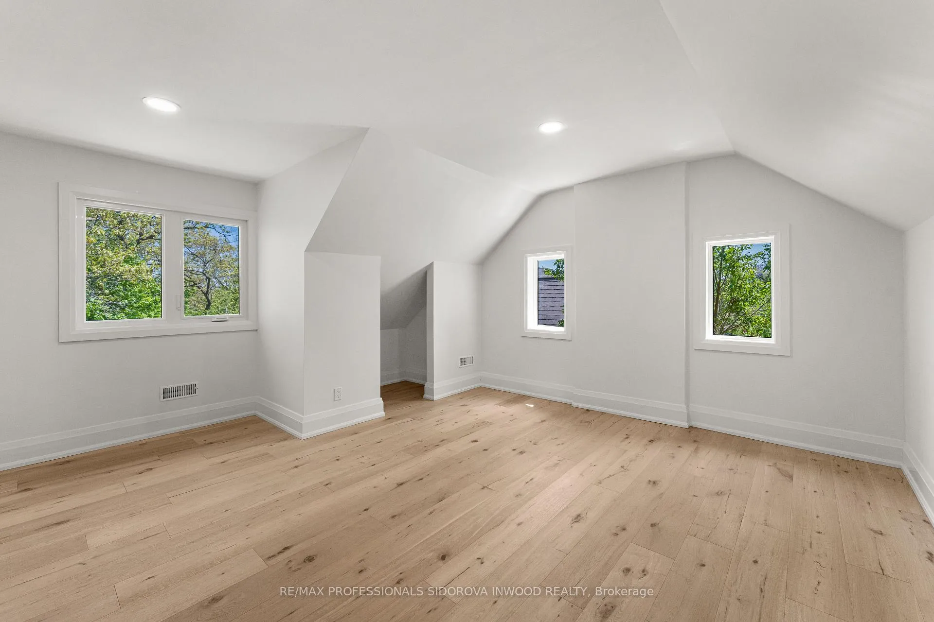 Photo 17 of 27 The Palisades, Toronto, High Park-Swansea — HOMEH