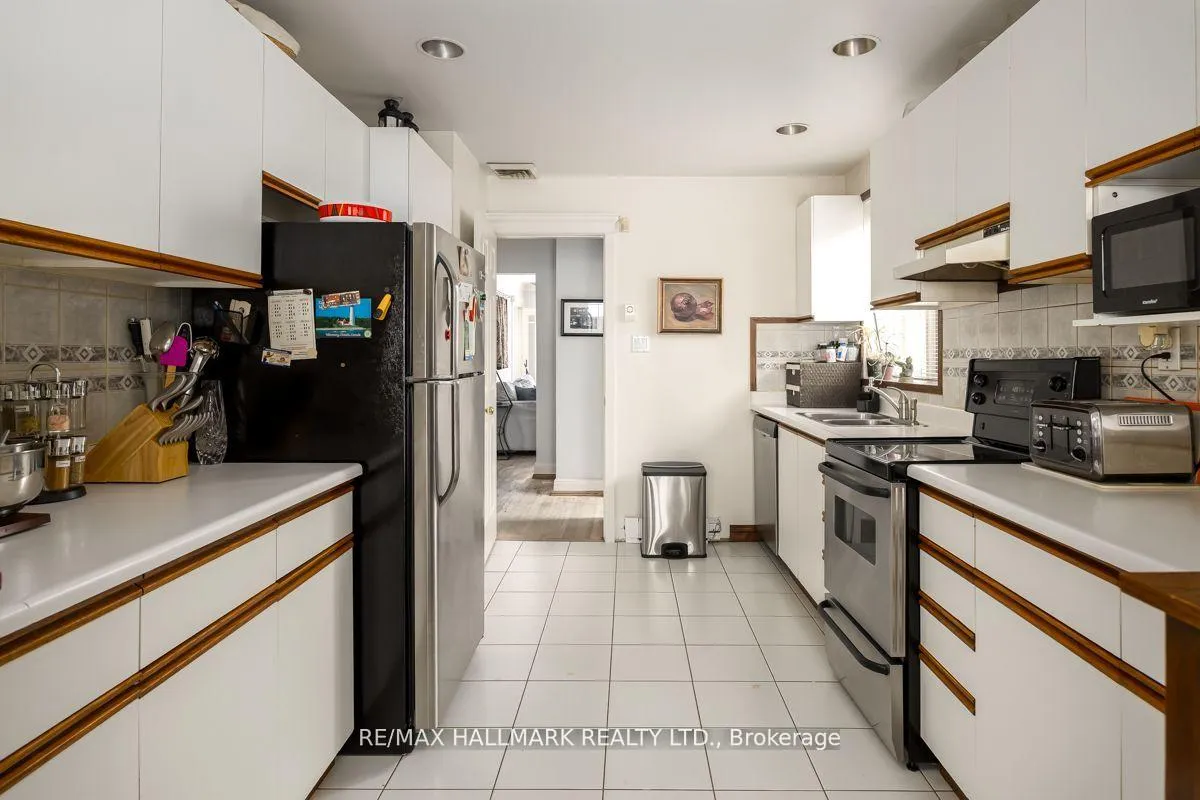 Photo 6 of 22 Airley Crescent, Toronto, East York — HOMEH