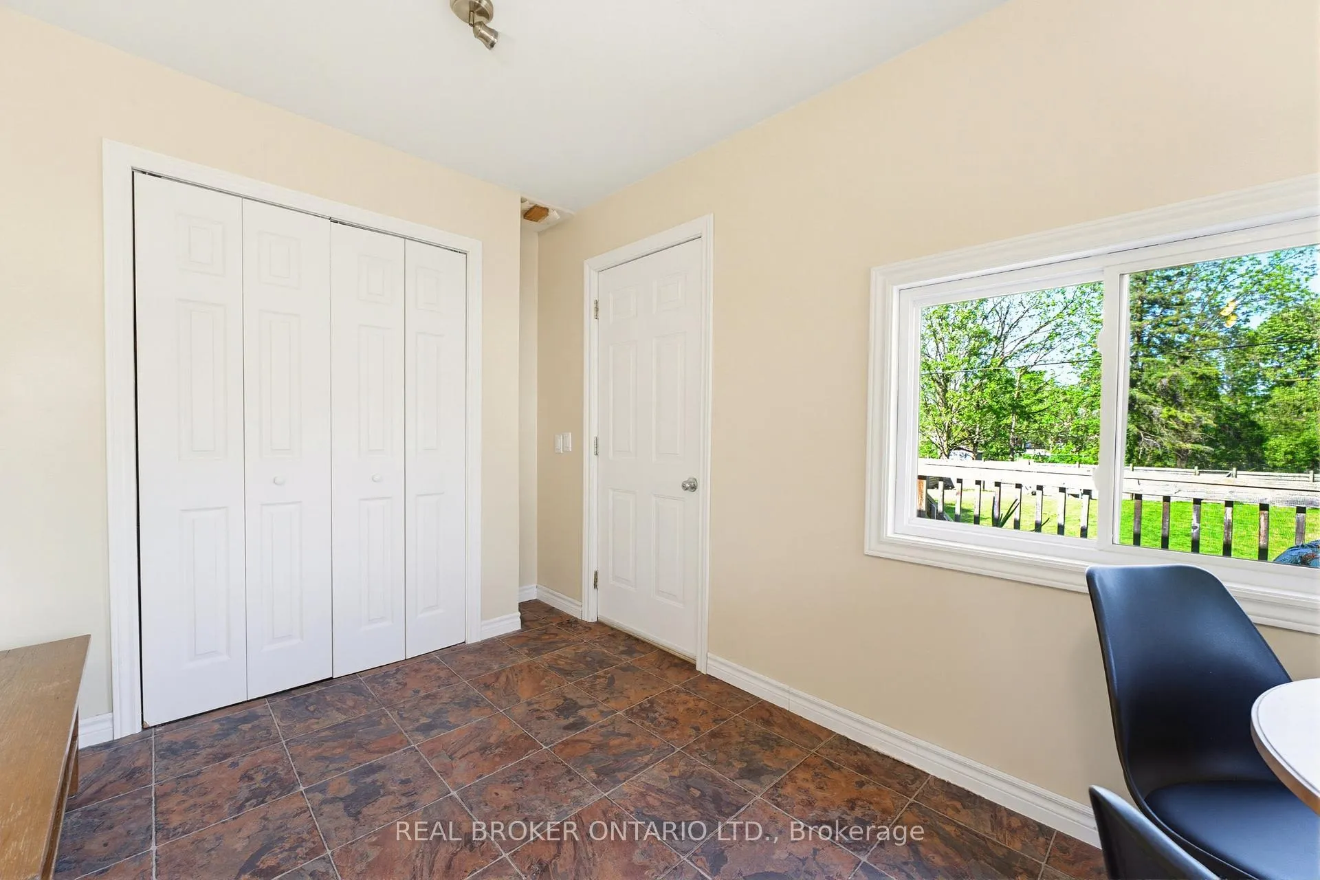 Photo 17 of 440 Duke Street W, Kitchener, Mount Hope Huron Park — HOMEH