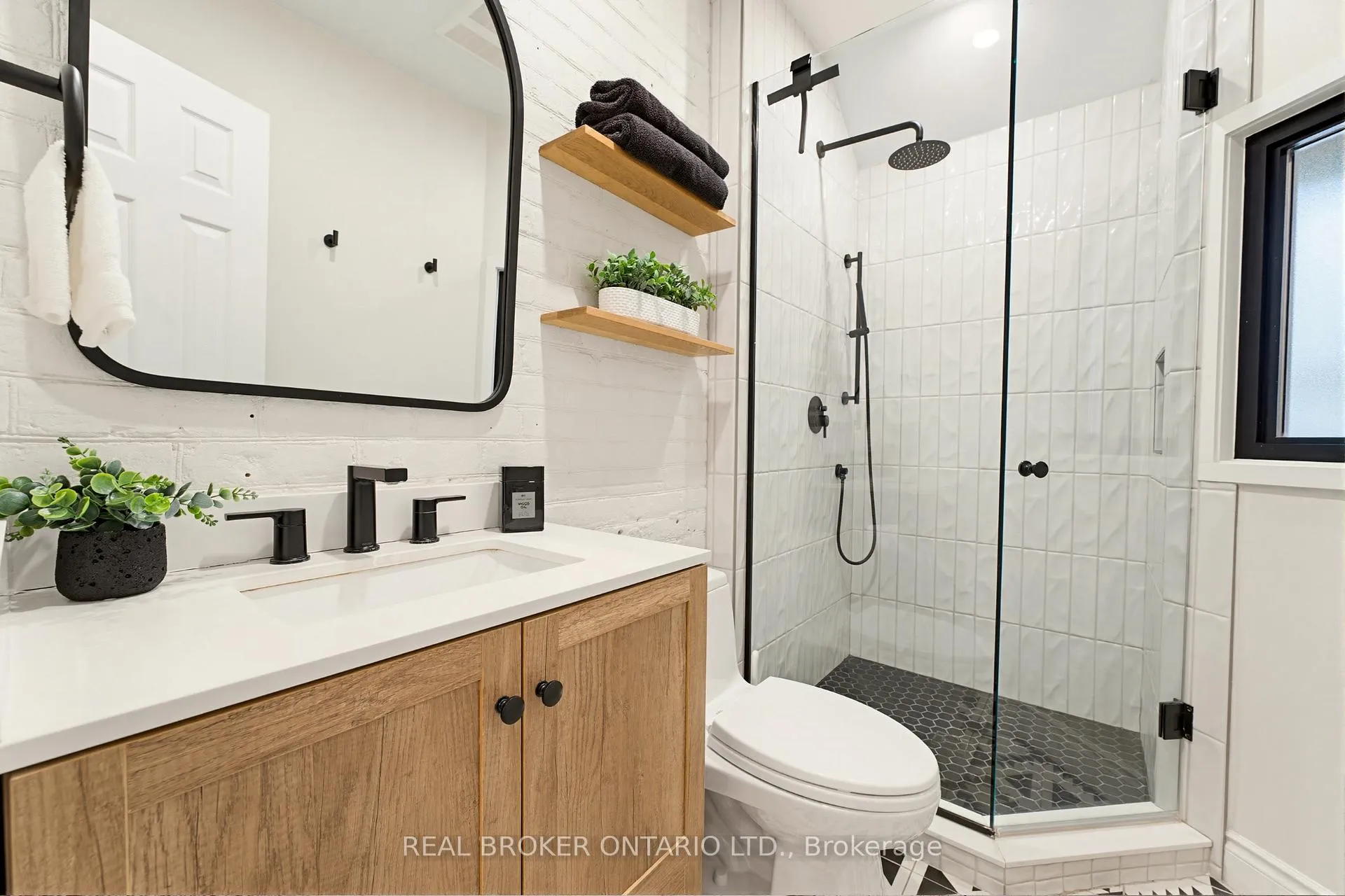 Photo 21 of 440 Duke Street W, Kitchener, Mount Hope Huron Park — HOMEH