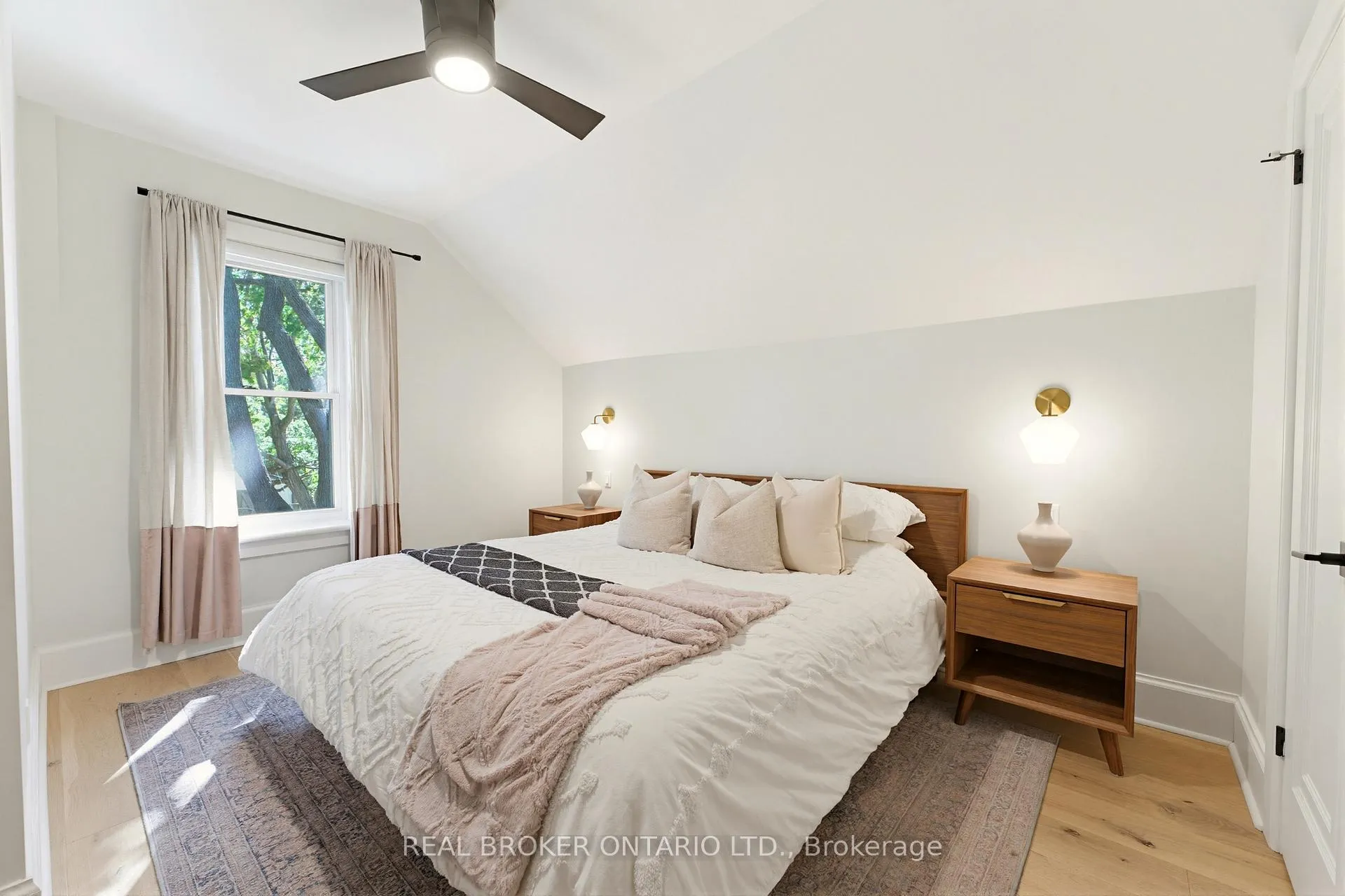 Photo 23 of 440 Duke Street W, Kitchener, Mount Hope Huron Park — HOMEH