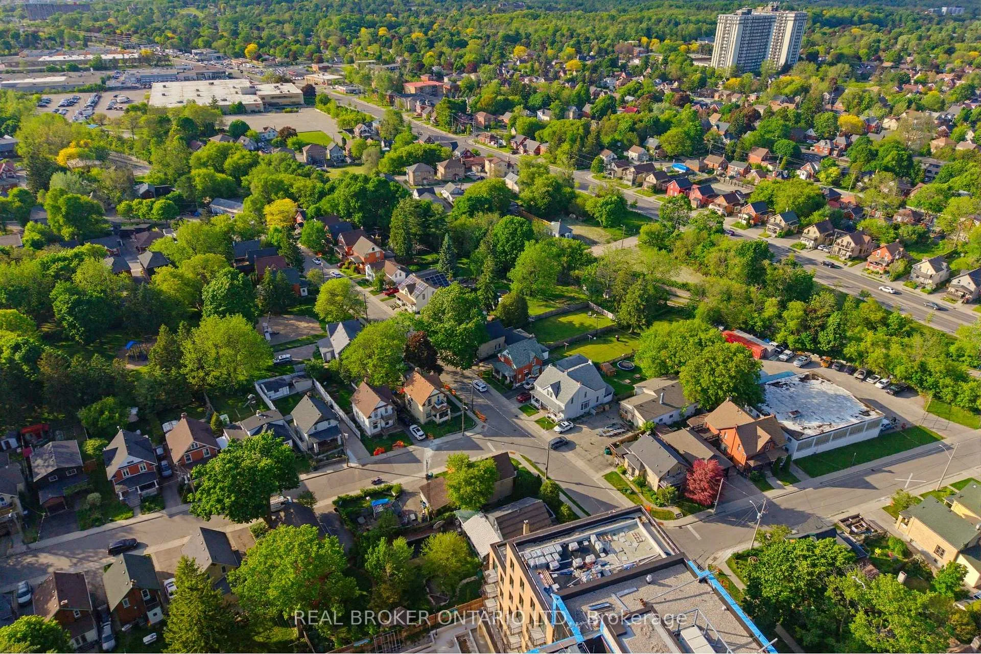 Photo 39 of 440 Duke Street W, Kitchener, Mount Hope Huron Park — HOMEH