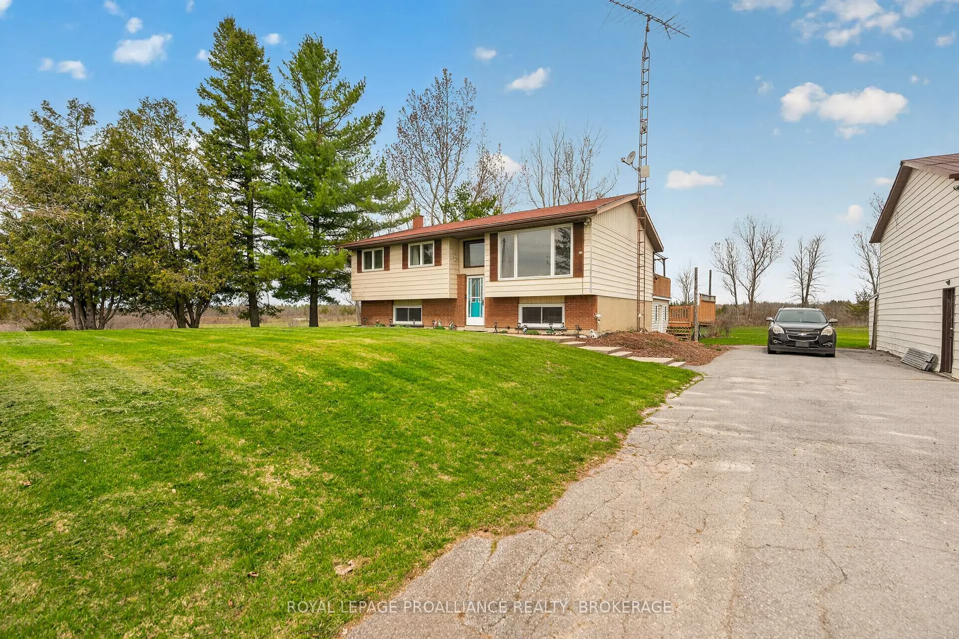 Photo 3 of 261 Shane Street, Loyalist, Lennox and Addington - South — HOMEH